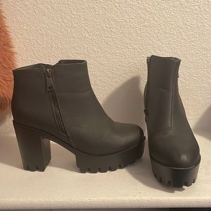 Size 10 womens chunky black boots